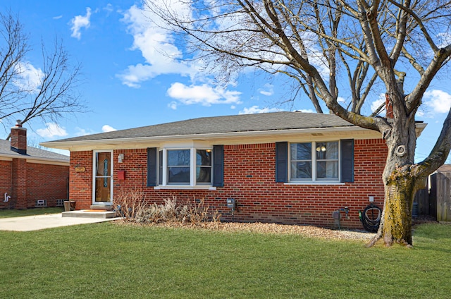 view of front of home featuring a front lawn and brick siding