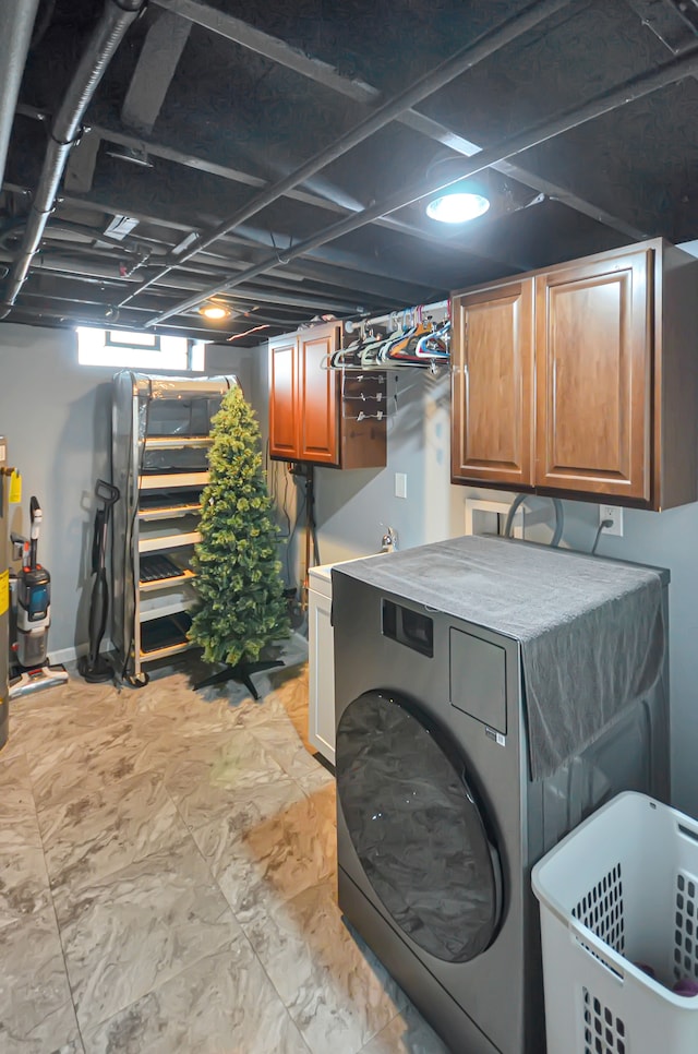 laundry room featuring cabinet space, washer / clothes dryer, and baseboards