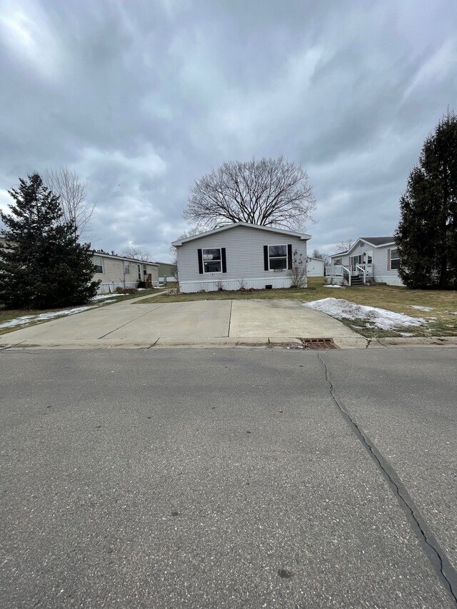 view of front facade with driveway