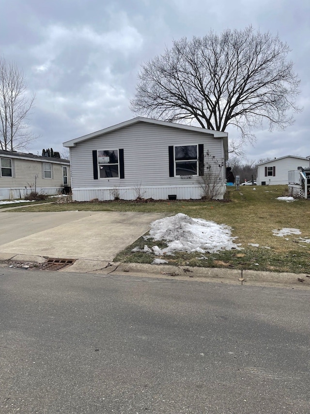 manufactured / mobile home with a front yard