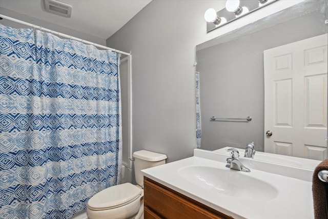 full bath featuring a shower with curtain, visible vents, vanity, and toilet