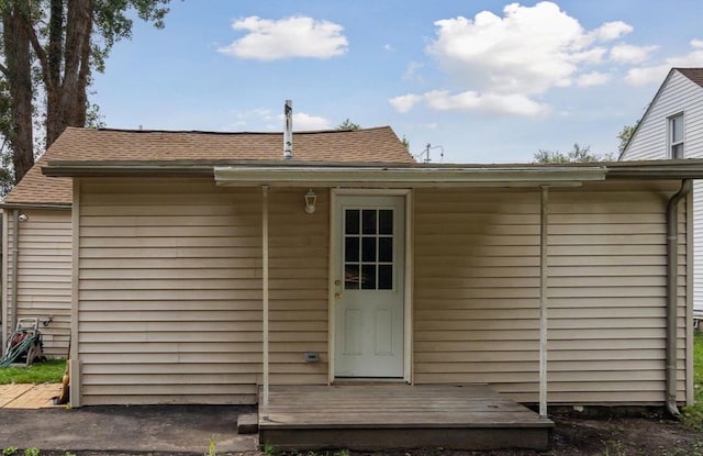 property entrance with roof with shingles