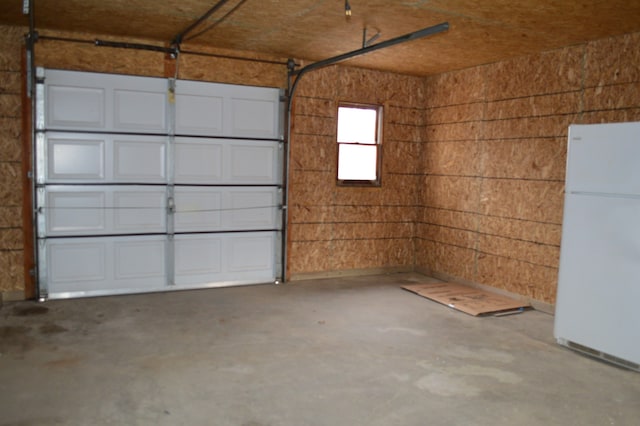 garage with freestanding refrigerator