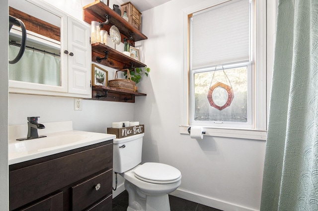 full bathroom featuring toilet, curtained shower, vanity, and baseboards