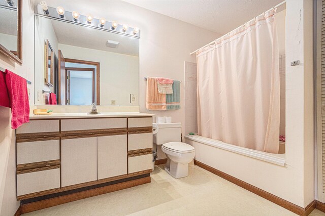 bathroom with toilet, baseboards, shower / tub combo with curtain, and vanity