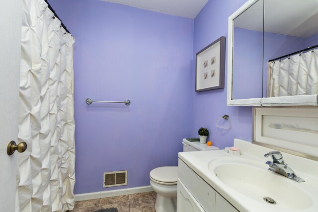 full bathroom with toilet, vanity, visible vents, baseboards, and a shower with curtain