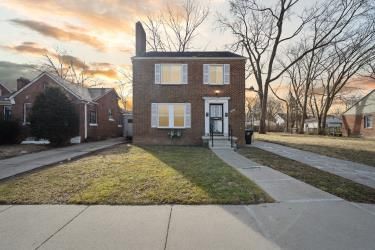 view of front of property with a lawn