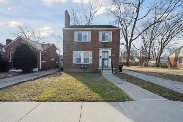 view of front facade featuring concrete driveway and a front lawn