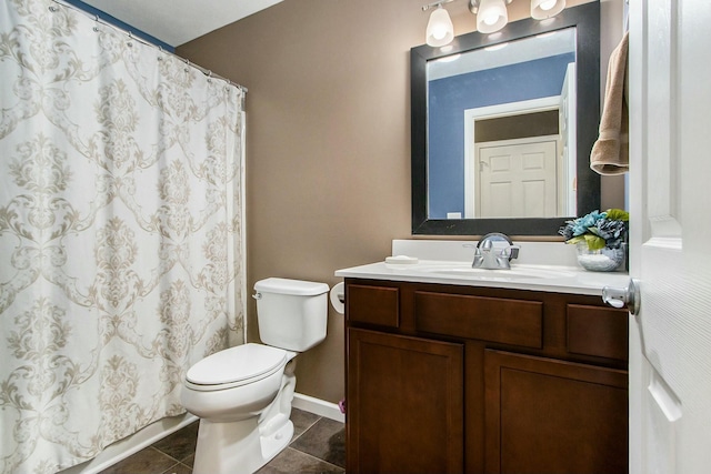 bathroom featuring toilet, a shower with shower curtain, vanity, baseboards, and tile patterned floors