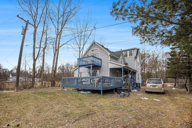 view of front facade featuring a front yard and a balcony