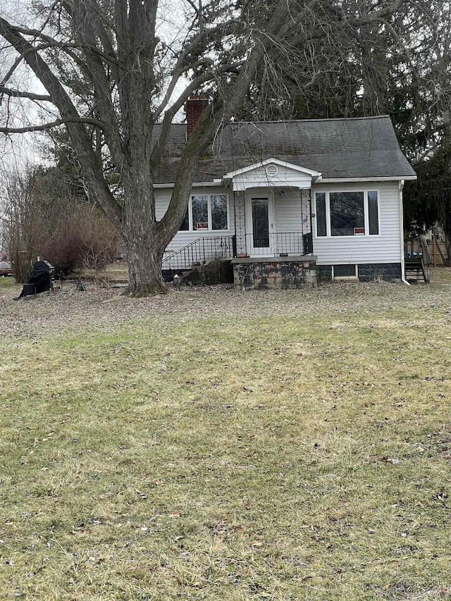 view of front of house with a front lawn