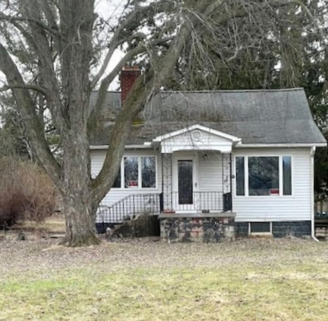 view of front of home featuring a front lawn