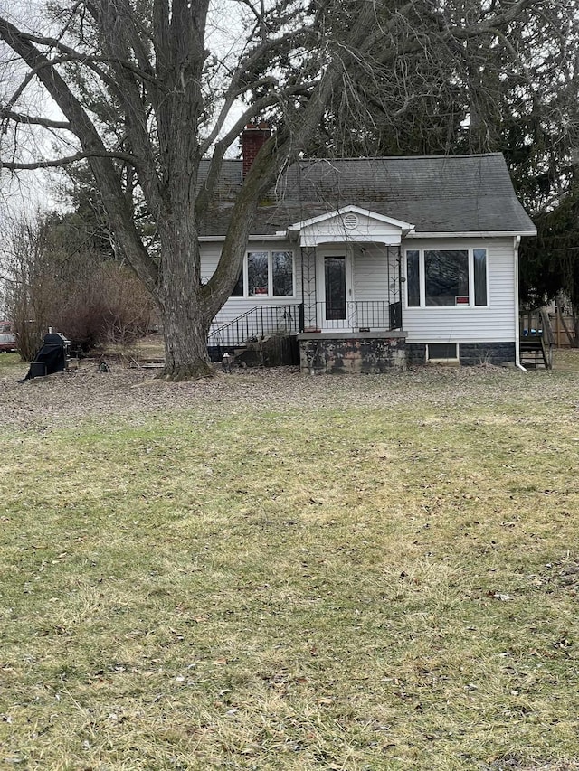 view of front of property featuring a front lawn