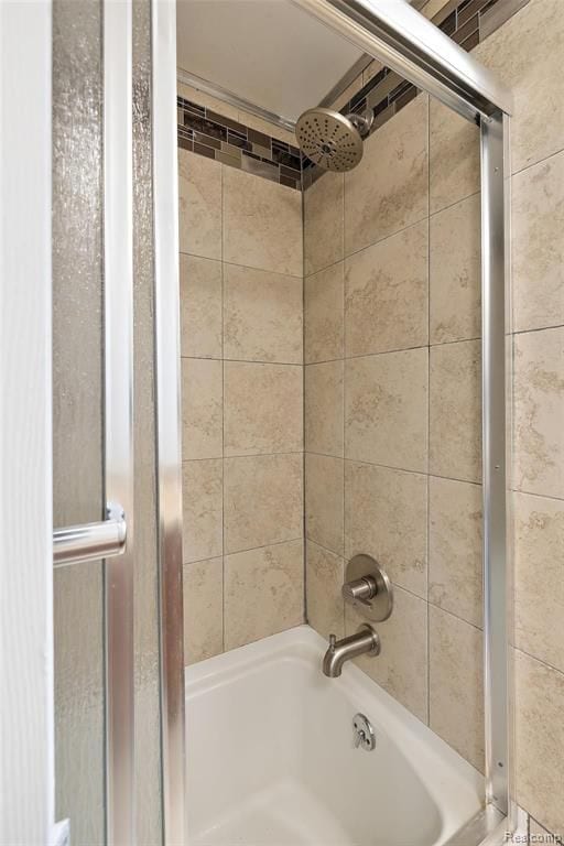 bathroom with tub / shower combination