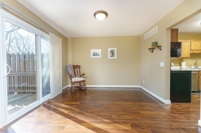 living area with visible vents, dark wood-type flooring, and baseboards