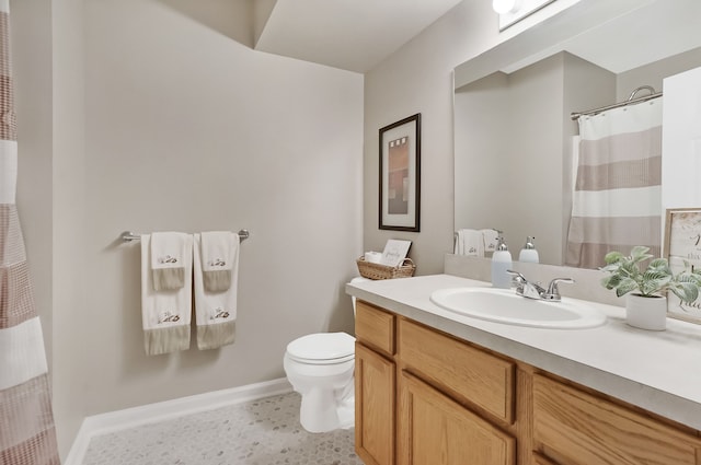 full bathroom featuring a shower with curtain, baseboards, vanity, and toilet