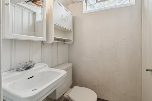 bathroom featuring a sink and toilet