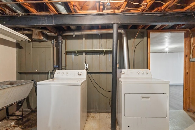 laundry room with laundry area, independent washer and dryer, and a sink