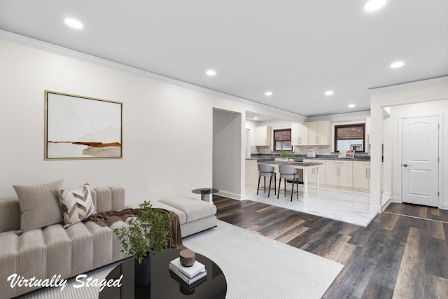 living area featuring dark wood-type flooring, recessed lighting, baseboards, and ornamental molding