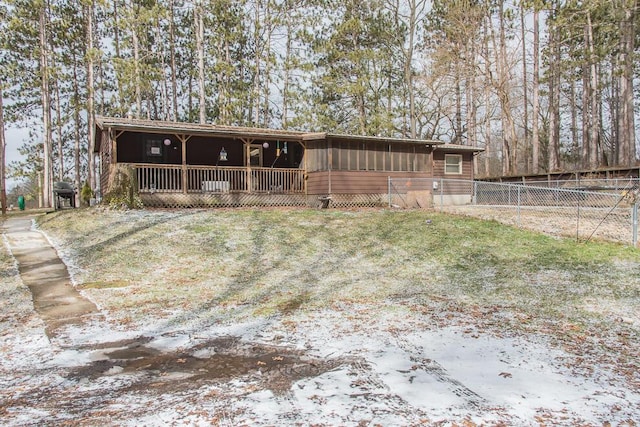 view of front of house with fence and a front lawn