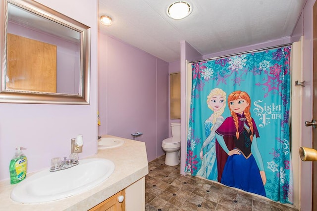 bathroom featuring toilet, a shower with curtain, a textured ceiling, and vanity