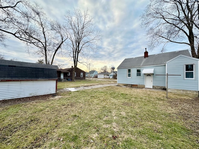 view of yard featuring an outdoor structure