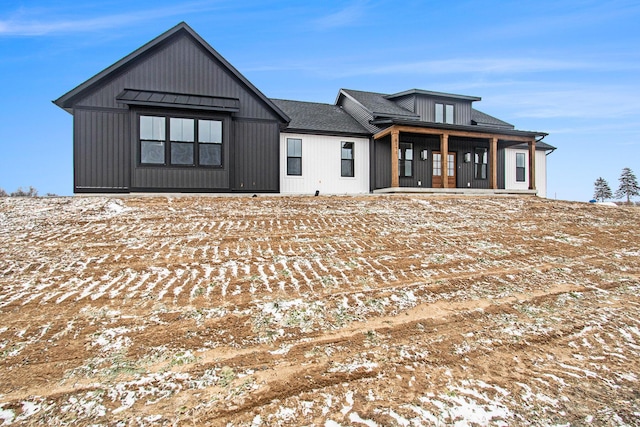 view of front of property with a shingled roof