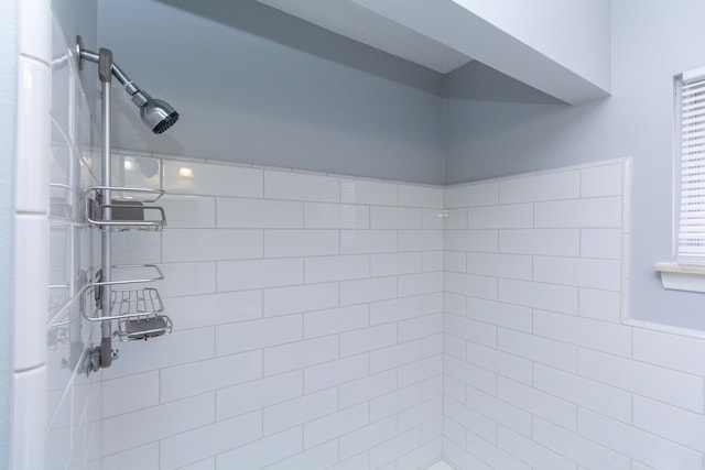 bathroom featuring a tile shower