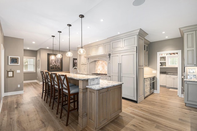 kitchen with a spacious island, recessed lighting, light wood-style flooring, and gray cabinetry