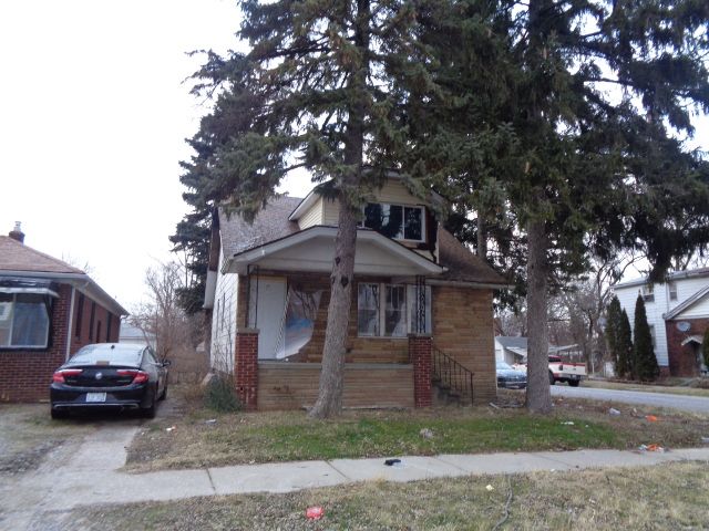 bungalow-style home with driveway