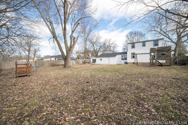 view of yard featuring fence