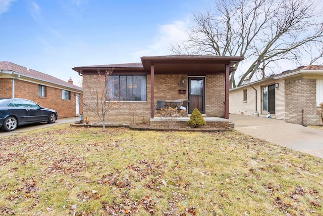 view of front of house featuring brick siding and a front yard