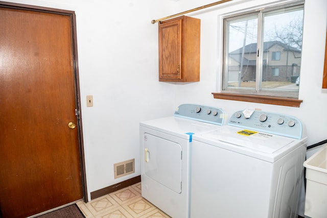 laundry room with washing machine and dryer, a sink, visible vents, baseboards, and cabinet space