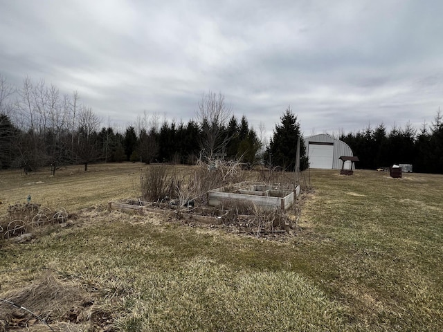 view of yard featuring an outbuilding and a vegetable garden