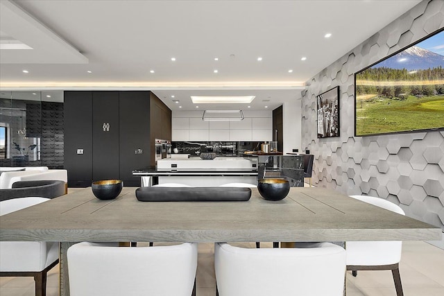 kitchen featuring recessed lighting, backsplash, and a breakfast bar area