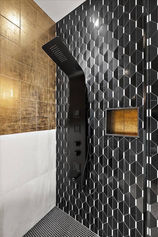 full bathroom featuring a tile shower