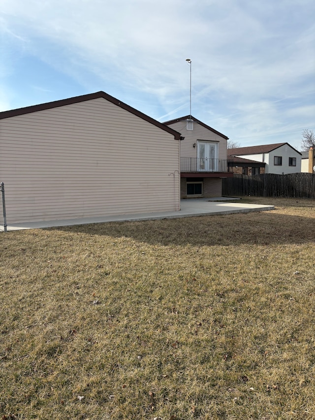 view of yard featuring a patio area