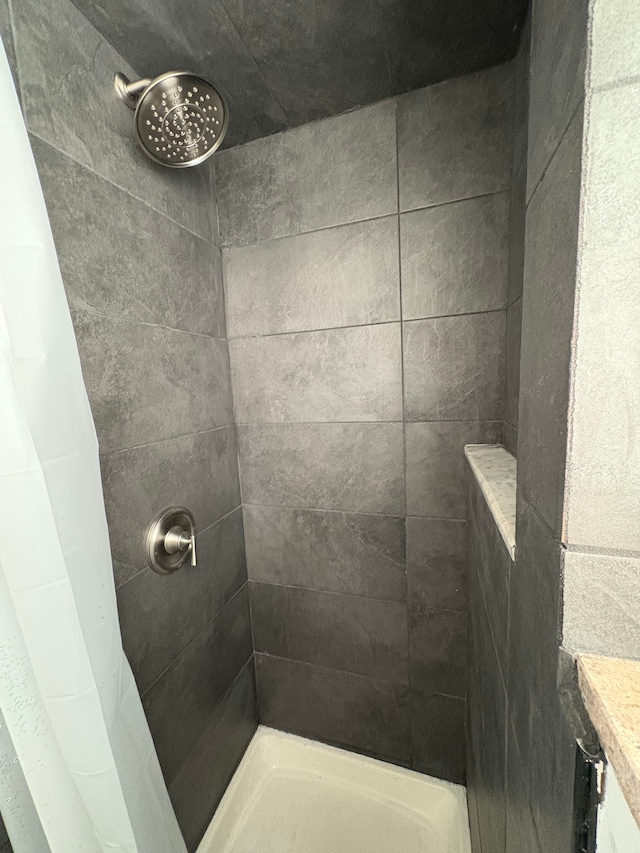 bathroom featuring a tile shower