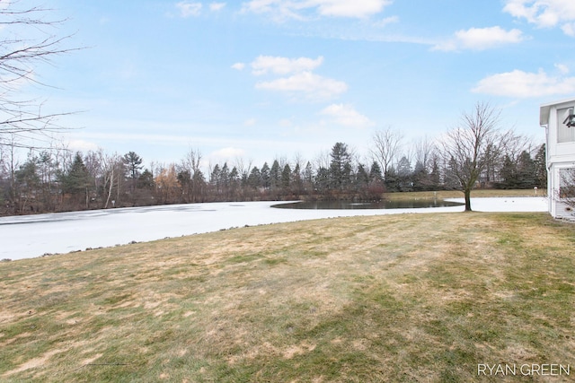 view of yard featuring a water view