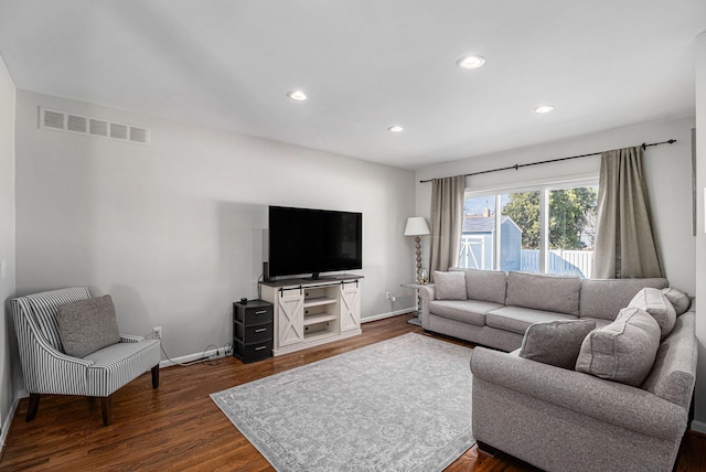 living room featuring dark wood-style floors, visible vents, recessed lighting, and baseboards