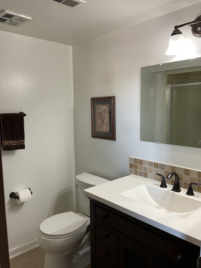 full bathroom featuring visible vents, backsplash, toilet, a shower stall, and vanity