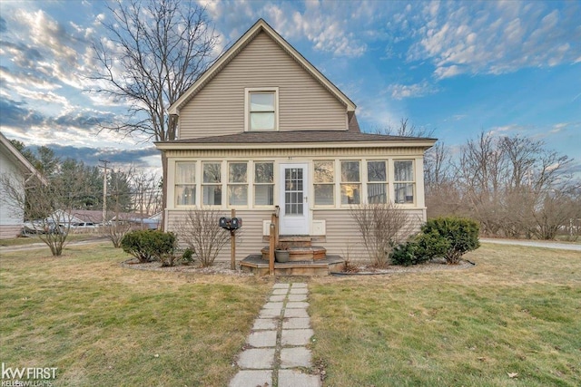 view of front facade featuring entry steps and a front lawn