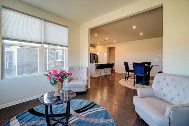 living area featuring recessed lighting, baseboards, and dark wood-style flooring