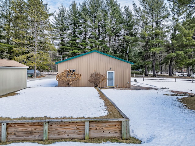 view of outdoor structure featuring an outbuilding and fence