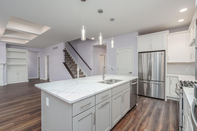 kitchen with a kitchen island with sink, stainless steel appliances, dark wood-style flooring, a sink, and visible vents