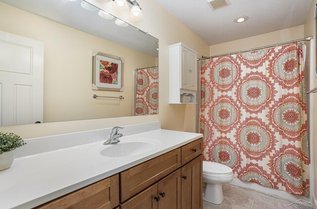 full bath featuring a shower with shower curtain, visible vents, vanity, and toilet