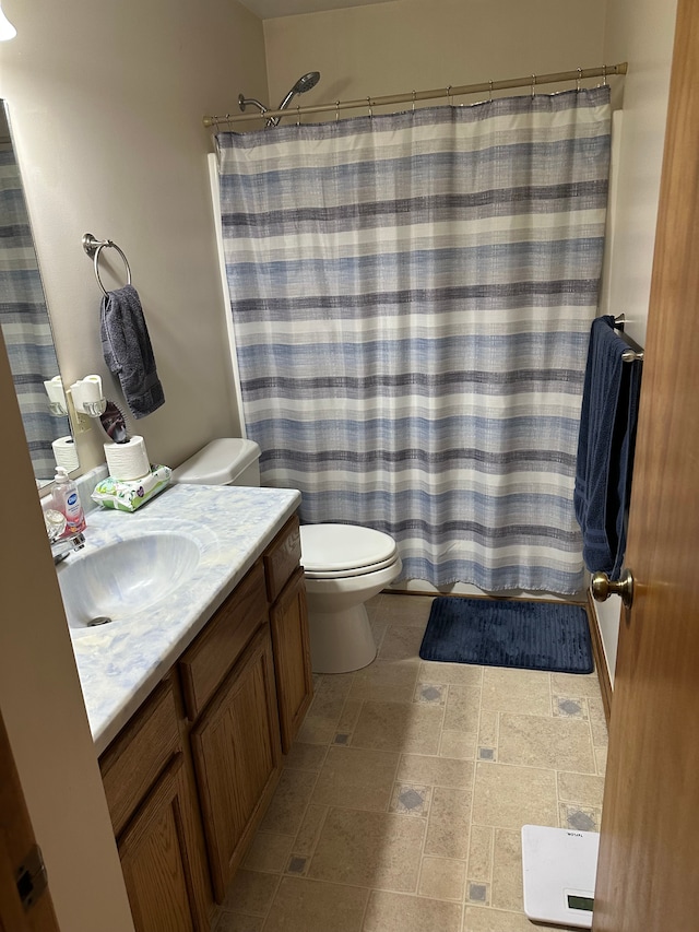 bathroom with vanity, curtained shower, and toilet