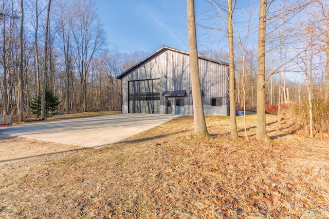 view of pole building featuring concrete driveway