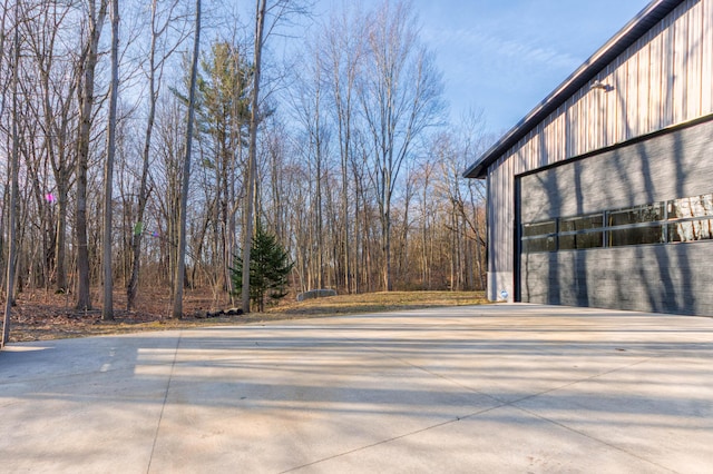 view of yard featuring an outbuilding