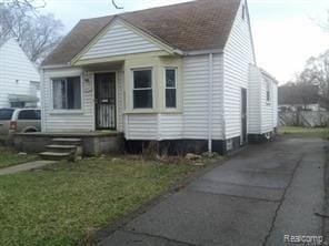 view of front of property with a front lawn